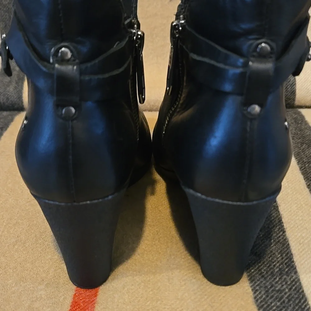 UGG Black Ankle Booties W Straps Sz 5.5 - Picture 2 of 8